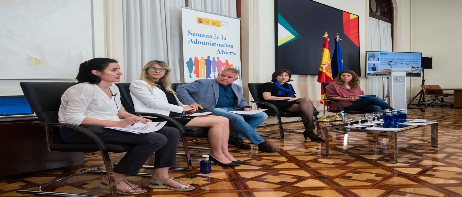 de izquierda a derecha: Paula Matas, jefa de servicio de Inclusión Neutralidad y Privacidad de la Dirección General de Participación Ciudadana del Ayuntamiento de Madrid; Cecilia Güemes, presidenta e investigadora del GIGAPP ; Carlos Susías, vicepres