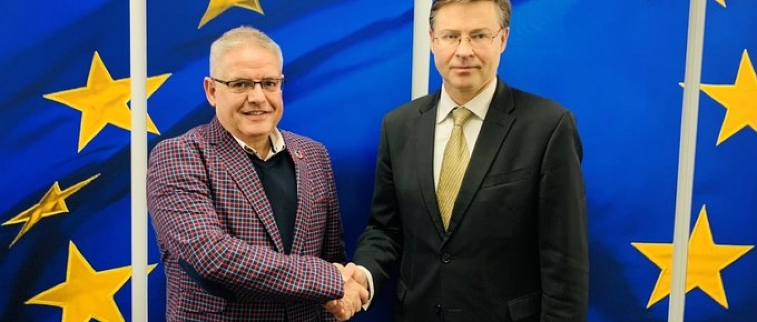 Autor CE: El presidente de EAPN Europa, Carlos Susías, junto al Vicepresidente de la Comisión Europea y Comisario europeo de Diálogo Social, Valdis Dombrovskis.