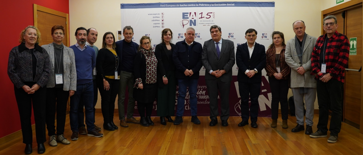 Foto del ministro Jose Luis Escrivá y la comisión permanente de EAPN ESPAÑA