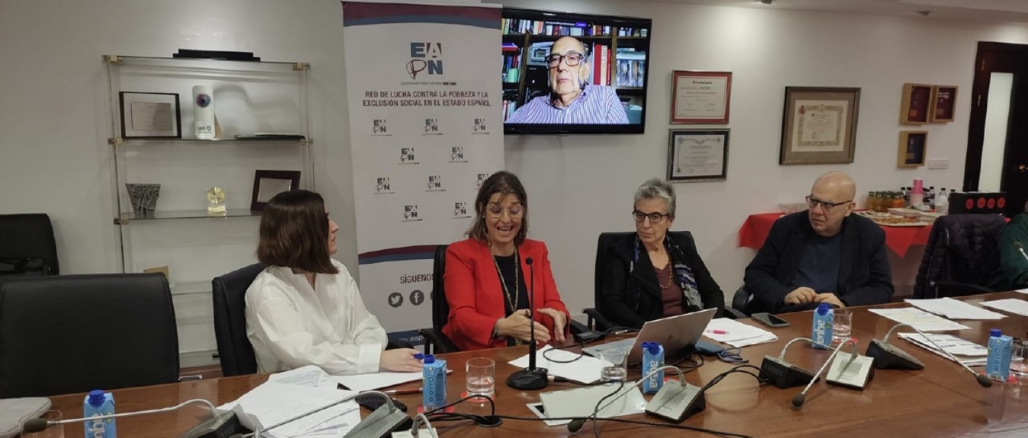 Mesa de ponentes del Foro. De izquierda a derecha, María Esther Duque, Lola Casal, Anna Freixas y Juan Carlos Llano. En pantalla, Carlos San Juan