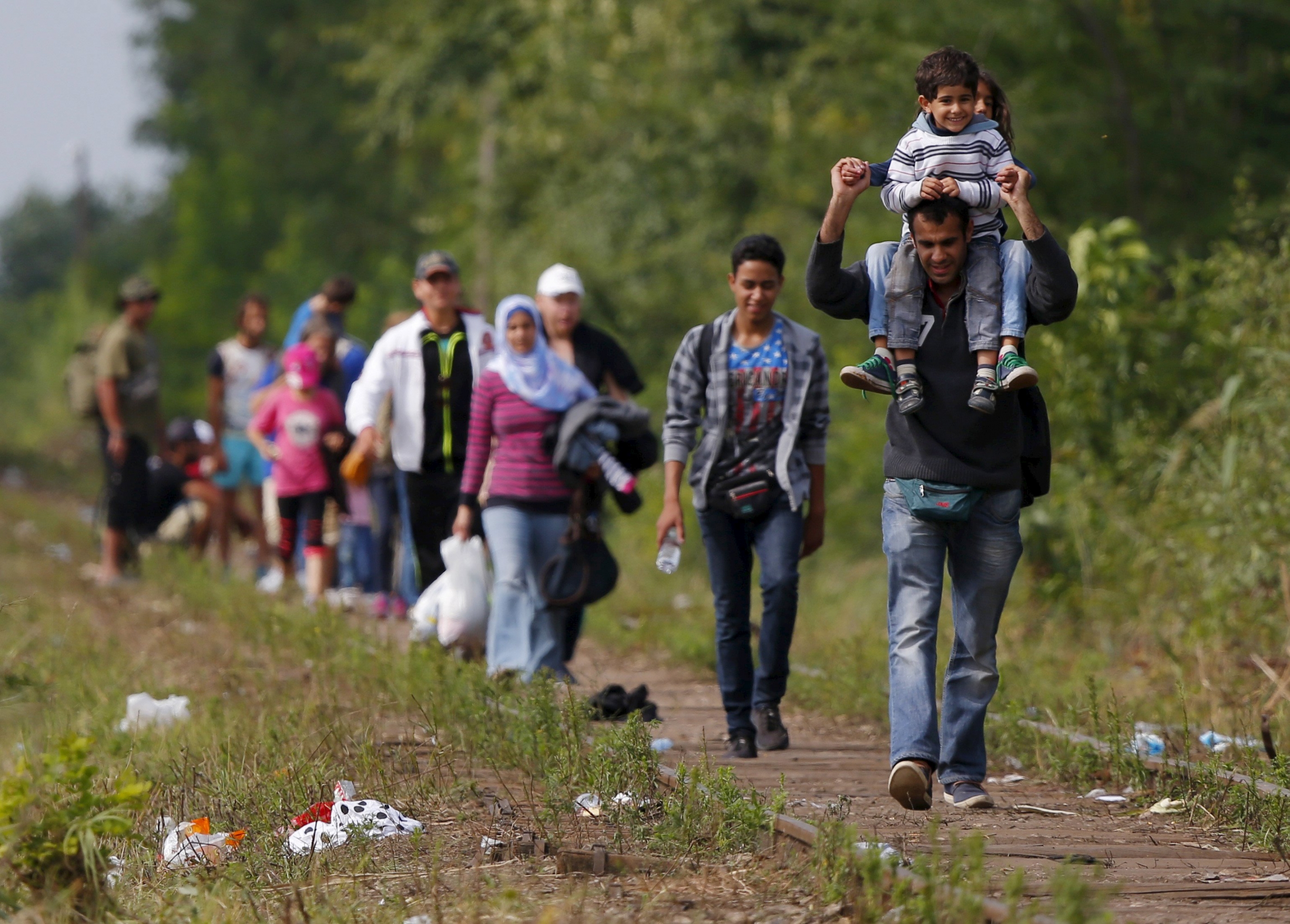 Foto REUTERS: Refugiados en la frontera entre Serbia y Hungria