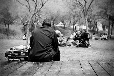 Persona sin hogar en un parque