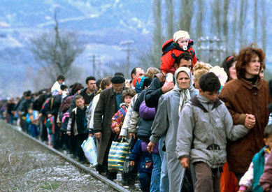 Refugiados kosovares huyendo de Kosovo en 1999